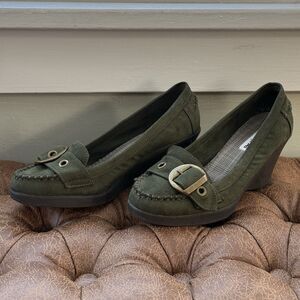 Y2K American Eagle Faux Suede Wedge Loafers Womens 7.5 Green Brass Buckle Preppy